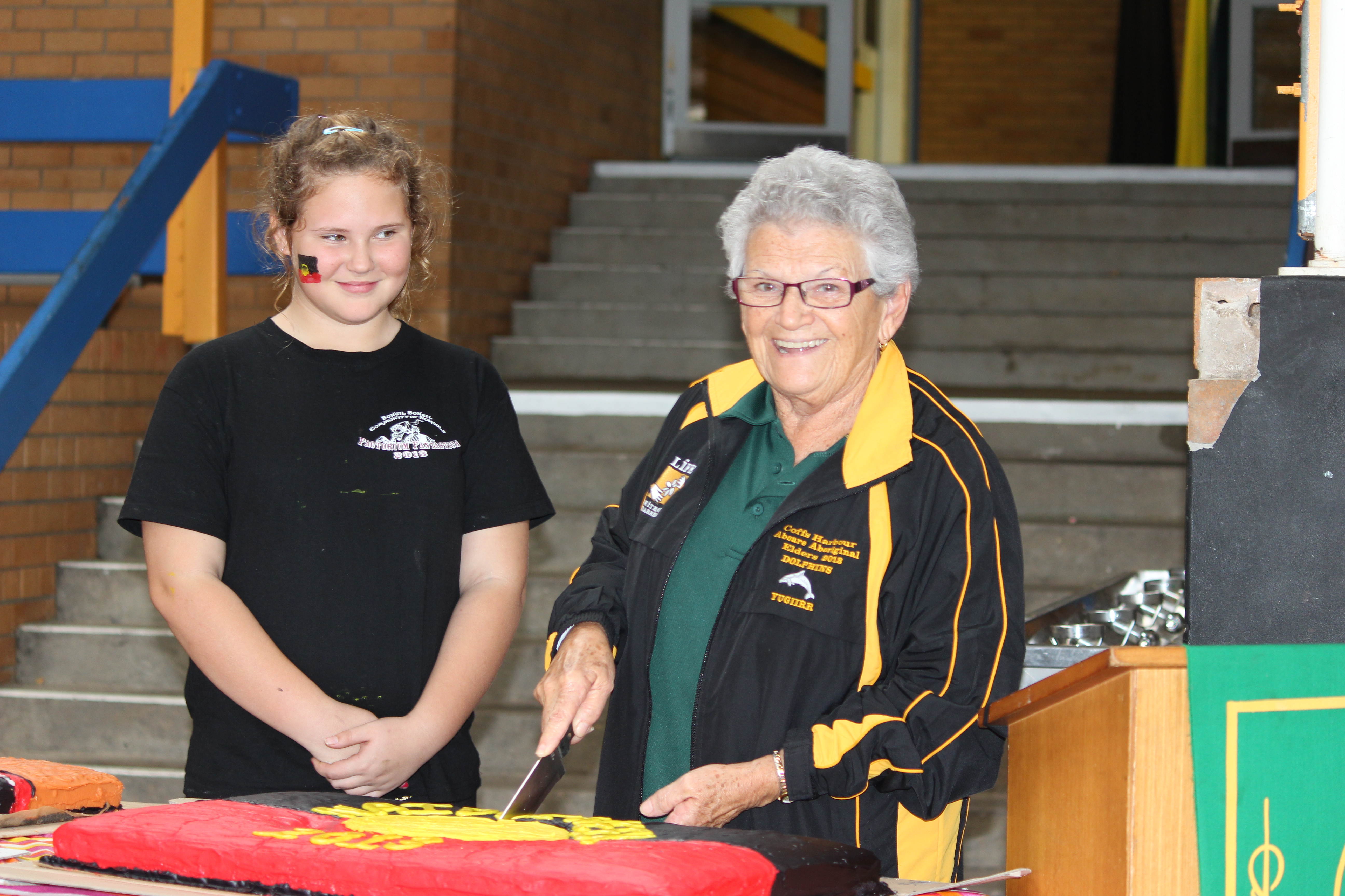 Aunty Marg cuts the NAIDOC cake.